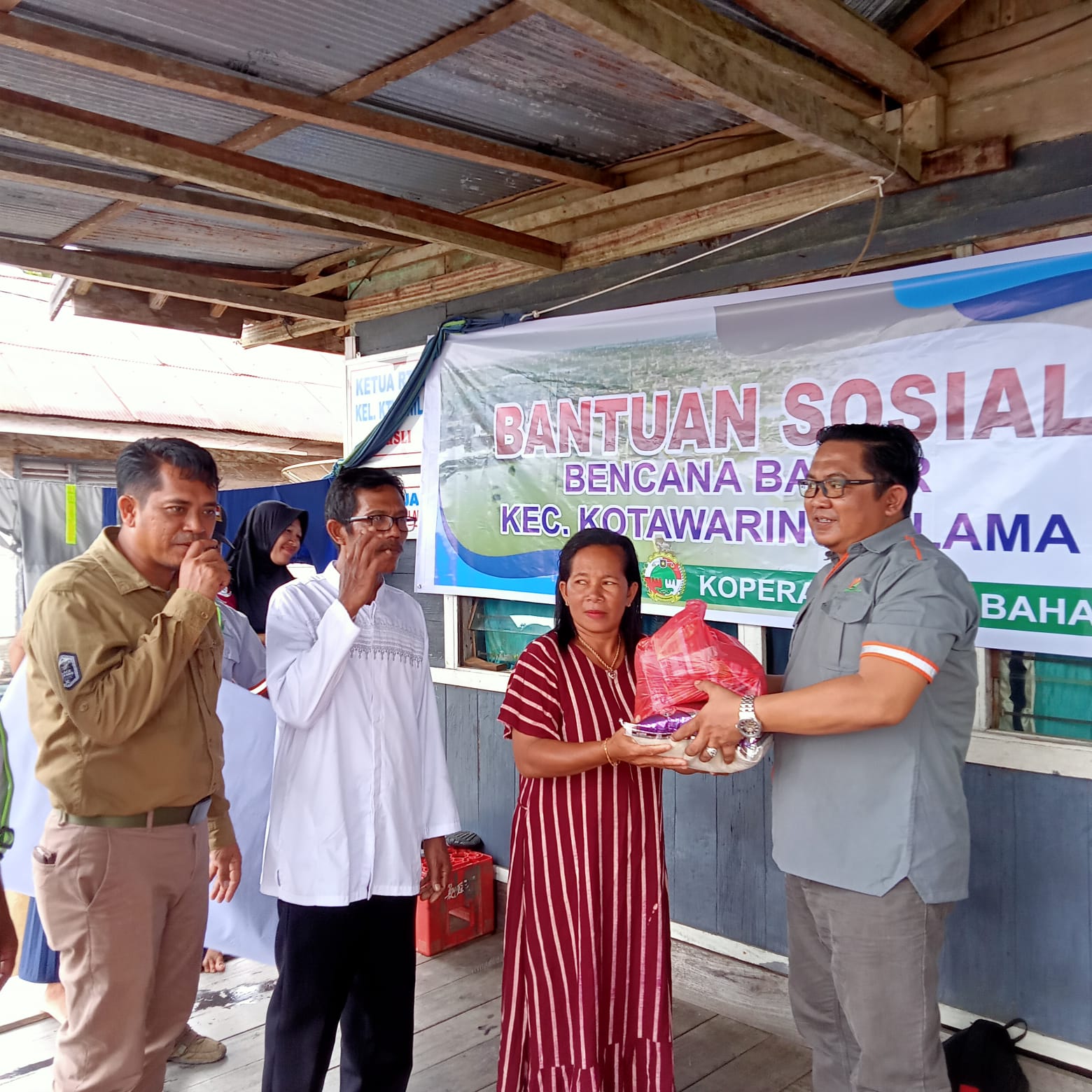 DI KOLAM DAN KUMAI, BGA GROUP SALURKAN 980 PAKET  SEMBAKO BAGI KORBAN BANJIR 