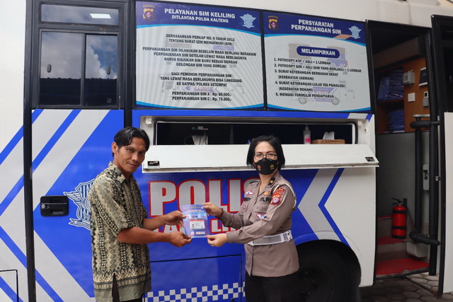 Ditlantas Polda Beri SIM Gratis 25 Tukang Ojek dan Pedagang Keliling