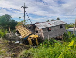 Truk Bermuatan Pupuk Terguling di Jalan Mahir Mahar Truk Bermuatan Pupuk Terguling di Jalan Mahir Mahar