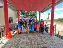 DOSEN DAN MAHASISWA PRODI KEPEMIMPINAN KRISTEN IAKN PALANGKA RAYA-Bangkitkan Budaya Baca anak di Penda Barania