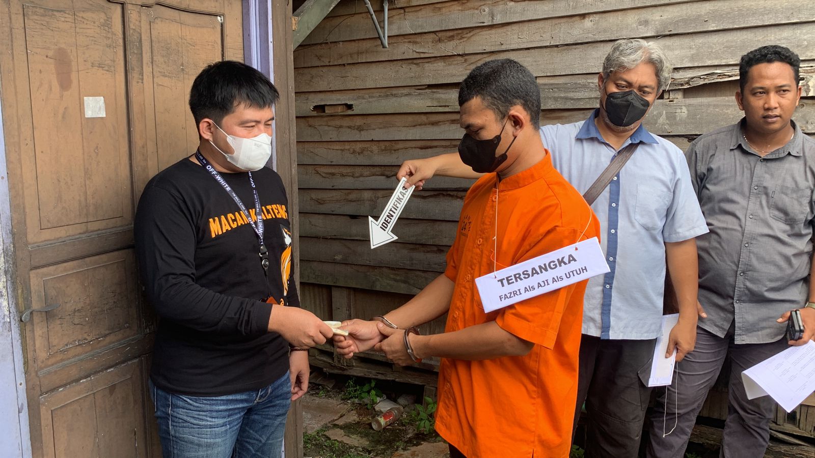 REKONSTRUKSI PEMBUNUHAN PASUTRI -Korban Sempat Minta Tolong Tebas Rumput di Halaman   