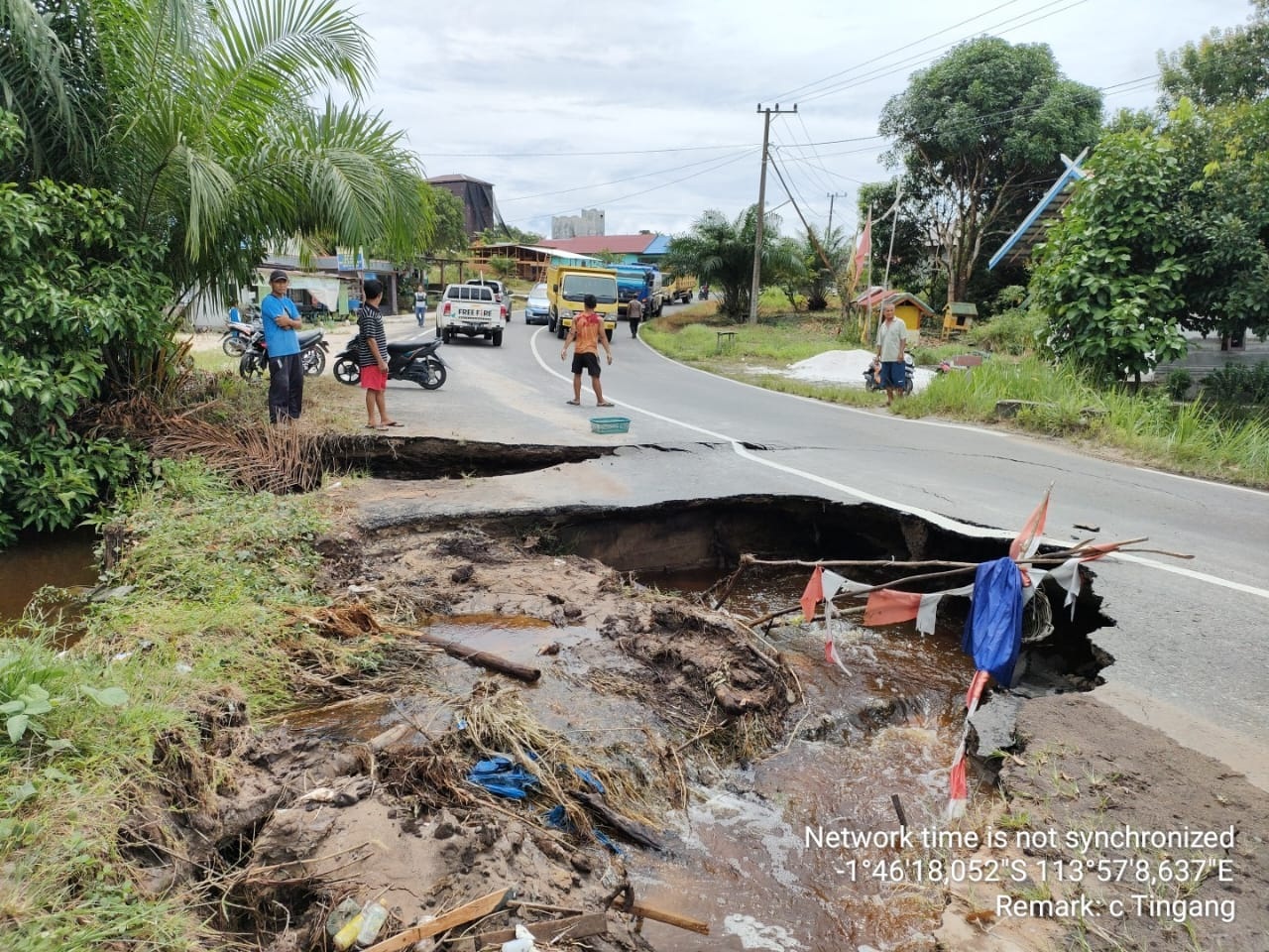 JALAN TRANS KALIMANTAN DESA LAWANG URU LONGSOR
