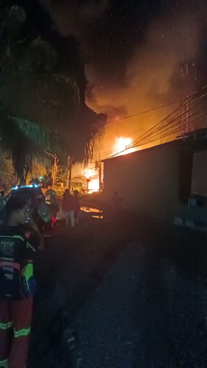 Dilalap Jago Merah, 3 Rumah Kayu Jalan Pebabri Ludes