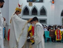 Uskup Palangka Raya Tahbis 2 Imam Diosesan Uskup Palangka Raya Tahbis 2 Imam Diosesan