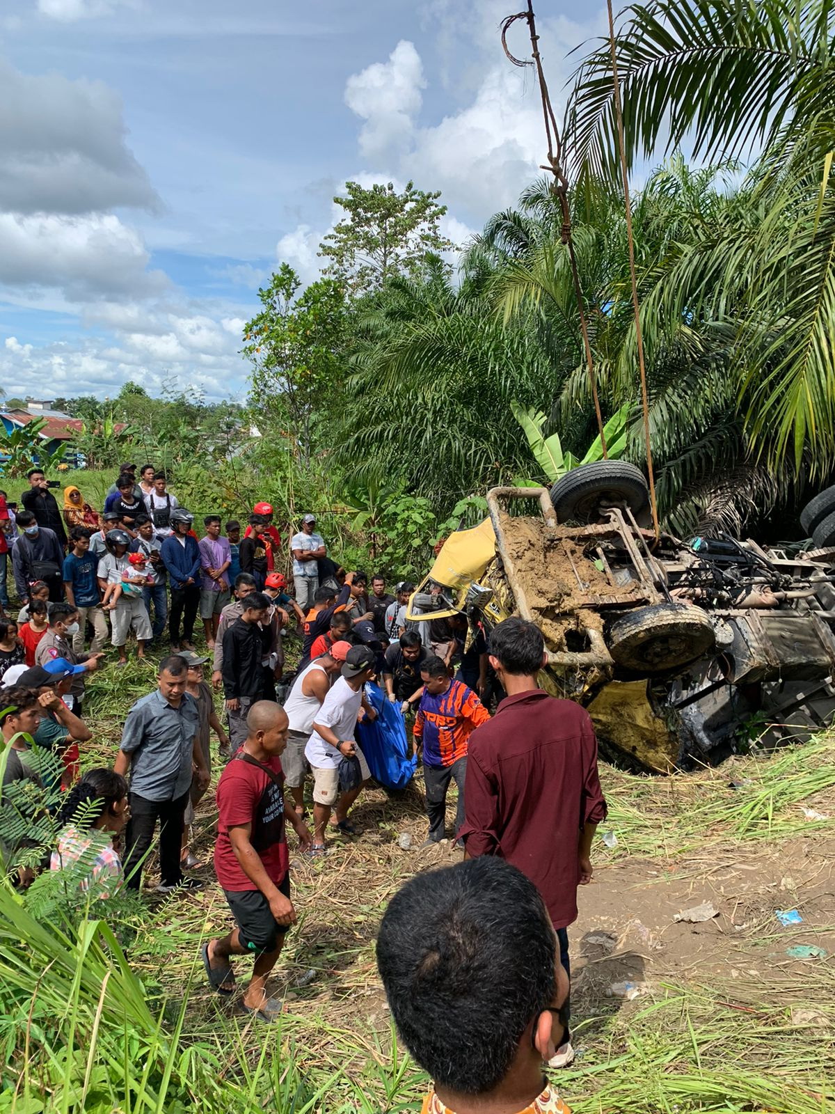 Truk Muatan Semen Masuk Jurang, Sopir Tewas