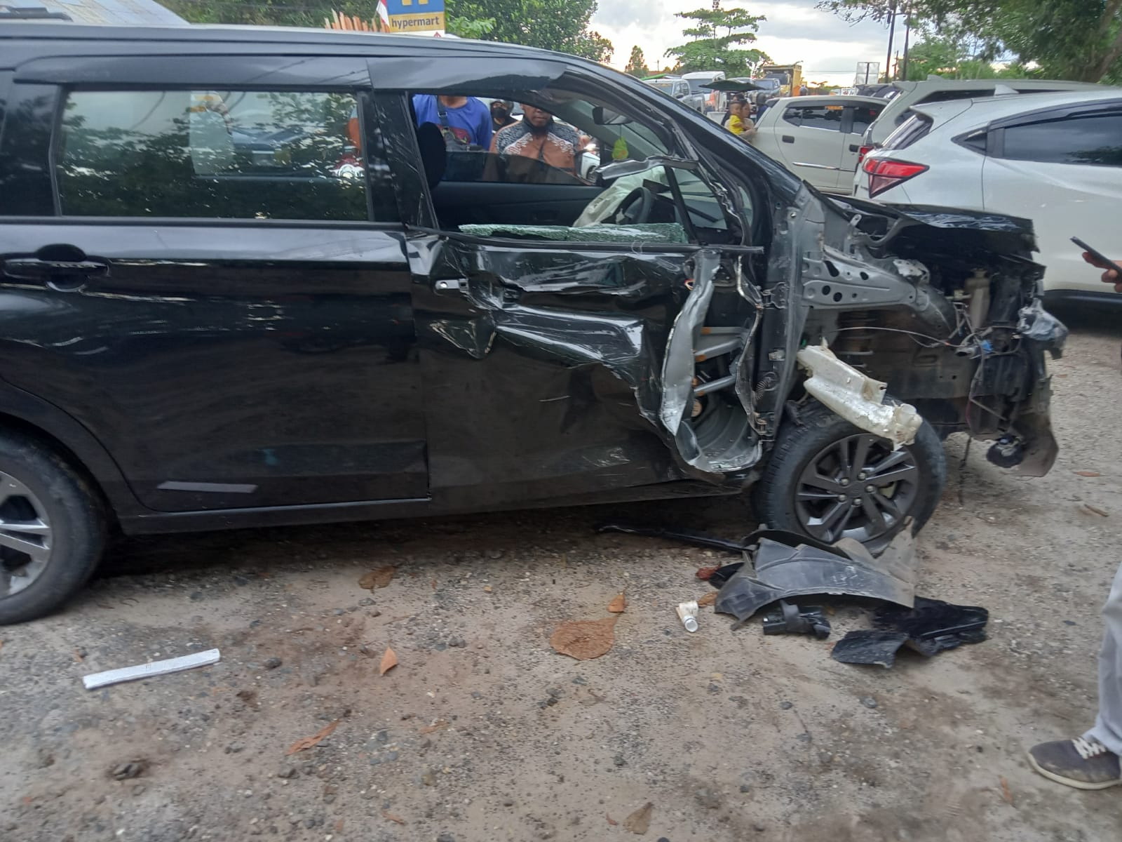 Ditabrak Xenia, Dump Truk Terbalik