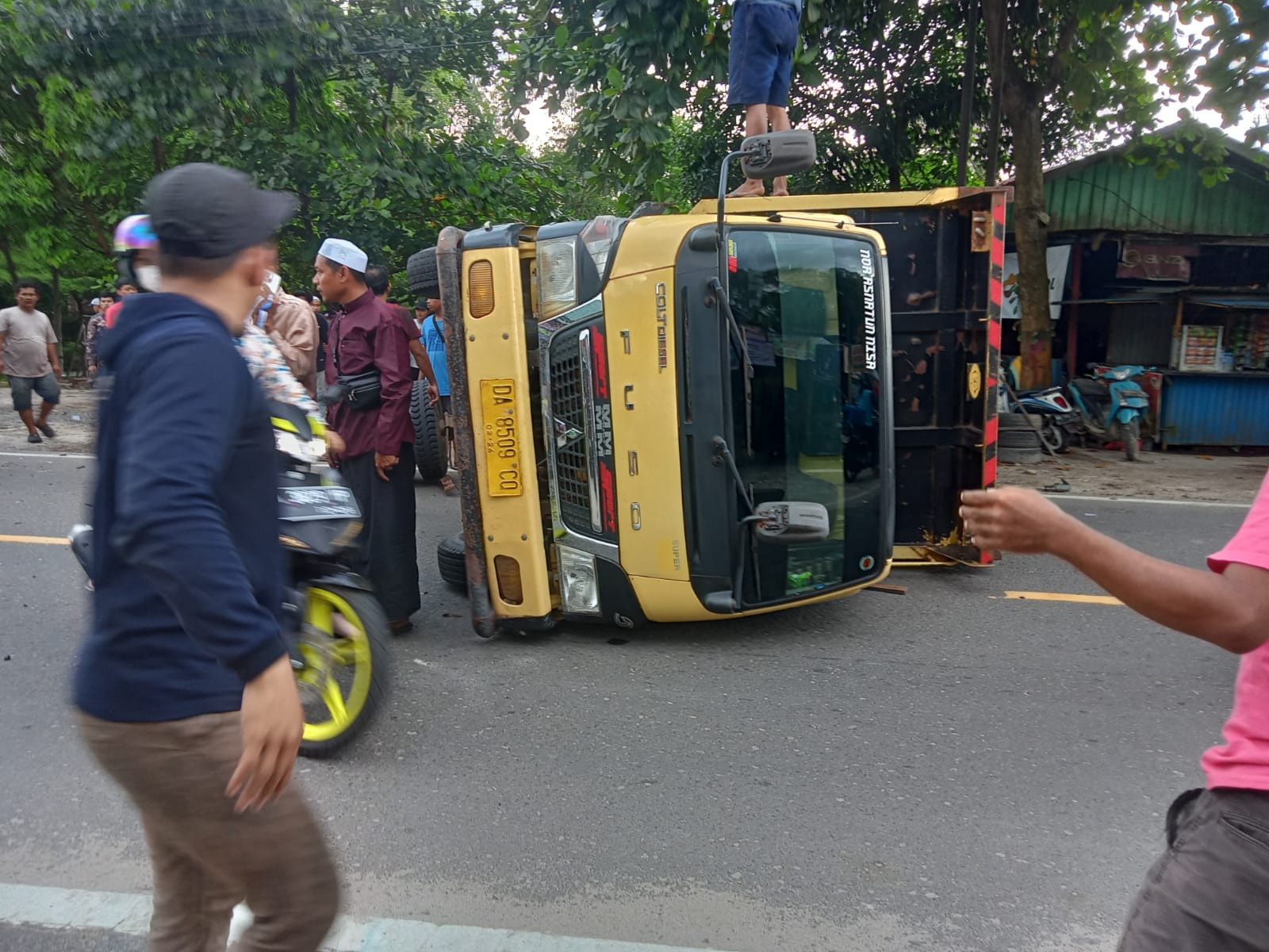 Ditabrak Xenia, Dump Truk Terbalik