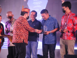 THE BEST CUSTOMER DARI PT MURNI BERLIAN MOTOR-Andrey L. Narang Terima Peroleh Penghargaan