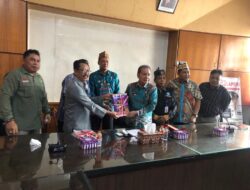 Yayasan Bos Mawas Serahkan Buku Muatan Lokal kepada Bupati Bupati Kapuas