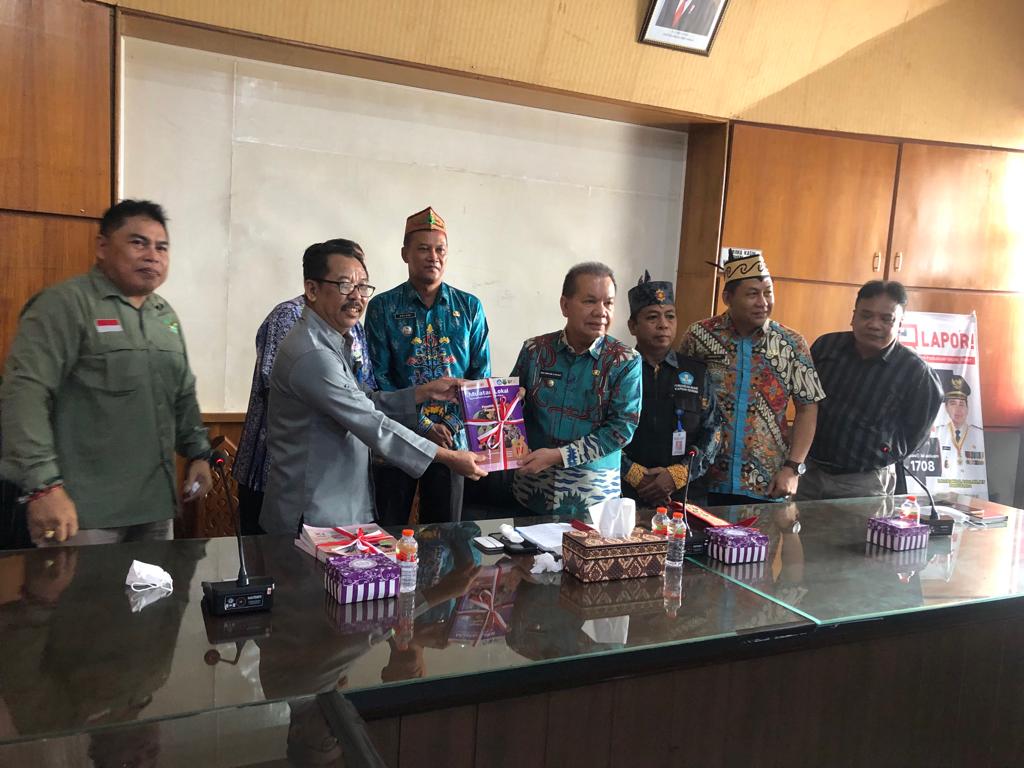 Yayasan Bos Mawas Serahkan Buku Muatan Lokal kepada Bupati Bupati Kapuas