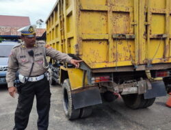Truk Maut Parkir Tanpa Tanda Peringatan Truk Maut Parkir Tanpa Tanda Peringatan