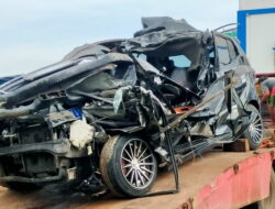Tabrak Tronton, Sopir dan Penumpang Ayla Tewas di TKP Tabrak Tronton, Sopir dan Penumpang Ayla Tewas di TKP