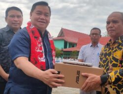 Pemkab Bagikan Laptop Spek Tinggi untuk 2 Sekolah