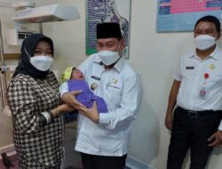 Suka Cita Bupati Kotim Sambut Kelahiran Cucu Kedua