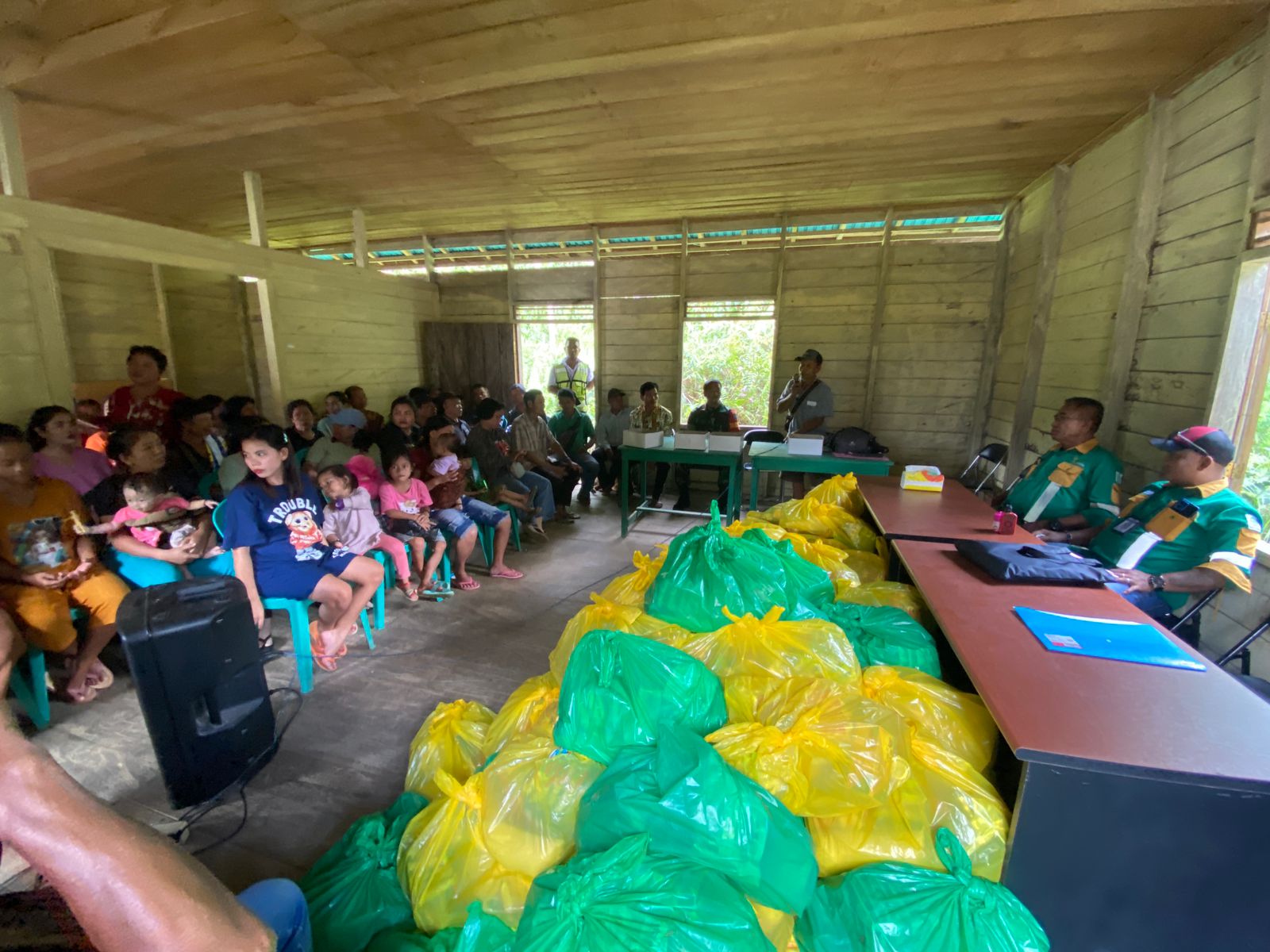 Bakti Sosial PT Sembilan Tiga Perdana di Desa Hurung Tampang dan Desa Katanjung Bakti Sosial PT Sembilan Tiga Perdana di Desa Hurung Tampang dan Desa Katanjung