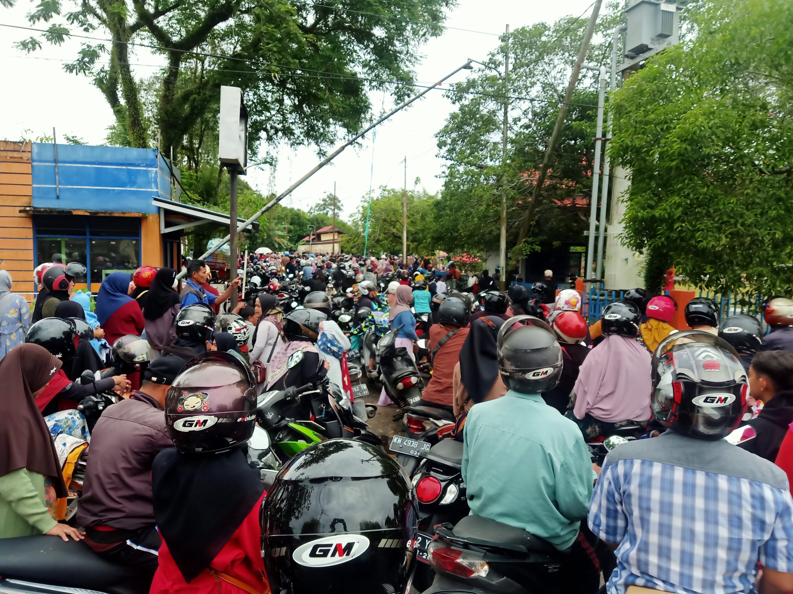 Warga Serbu Beras Murah Bulog