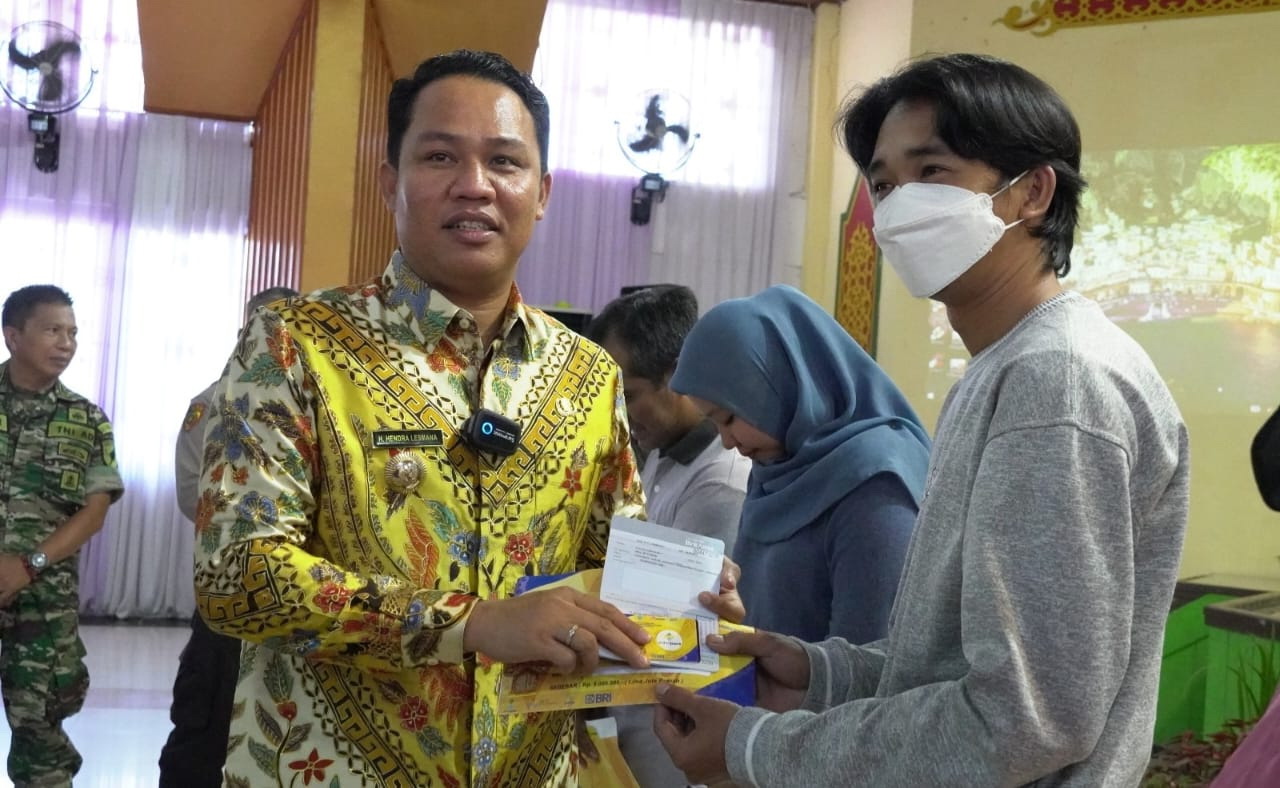 Bupati Lamandau Kembali Serahkan Bantuan untuk Pelaku UMKM
