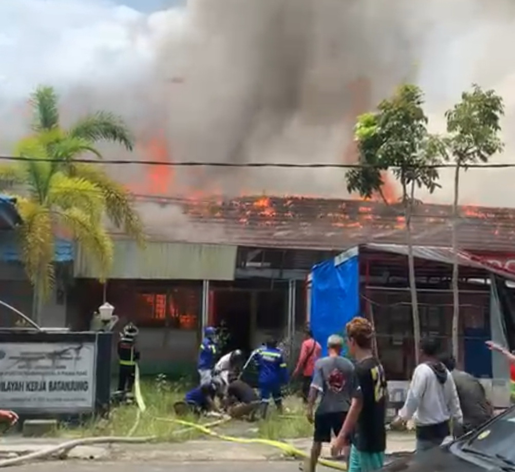 Diduga Arus Pendek Listrik, KSOP Batanjung Kapuas Terbakar