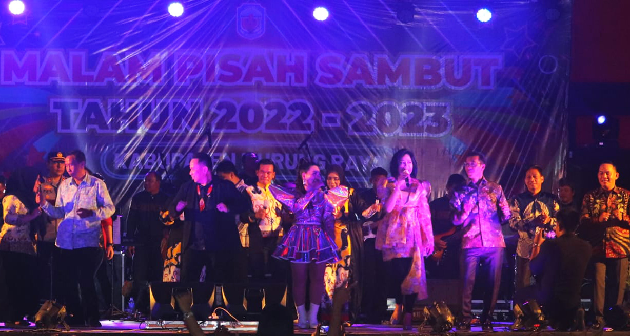 Pesta Kembang Api Serta Penampilan Vagetoz Warnai Suasana Puncak Malam Tahun Baru 2023 Di Murung Raya