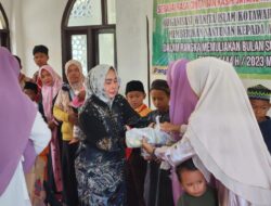 Ketua PKK Kobar Santuni Anak Yatim Piatu