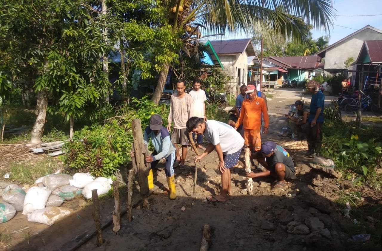 Gunakan Uang Pribadi, Warga Desa Mantaren 1 Gotong Royong Perbaiki Jalan Rusak