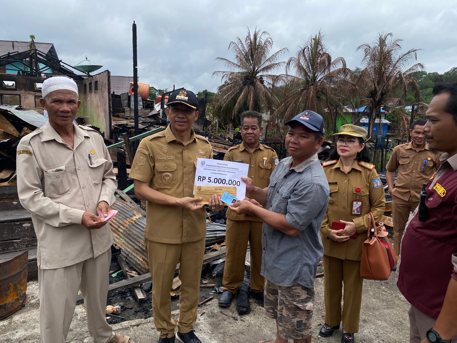 Bupati Bantu Korban Kebakaran di Mangkahui