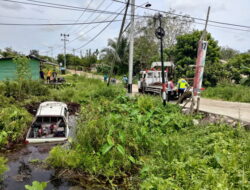 Sopir Diduga Mengantuk, Mobil Triton Masuk Parit Sopir Diduga Mengantuk, Mobil Triton Masuk Parit