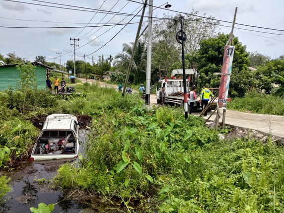 Sopir Diduga Mengantuk, Mobil Triton Masuk Parit