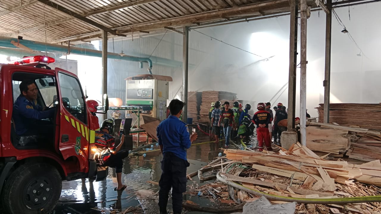 Coba Padamkan Api, 3 Karyawan PT KLS Alami Luka Bakar