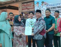 Bupati Serahkan Akta Notaris Hak Sewa Pakai ke Pedagang