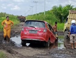 Sikapi Keluhan Masyarakat, Camat Berharap Ruas Jalan Menuju Sebangau Kuala Segera Diperbaiki