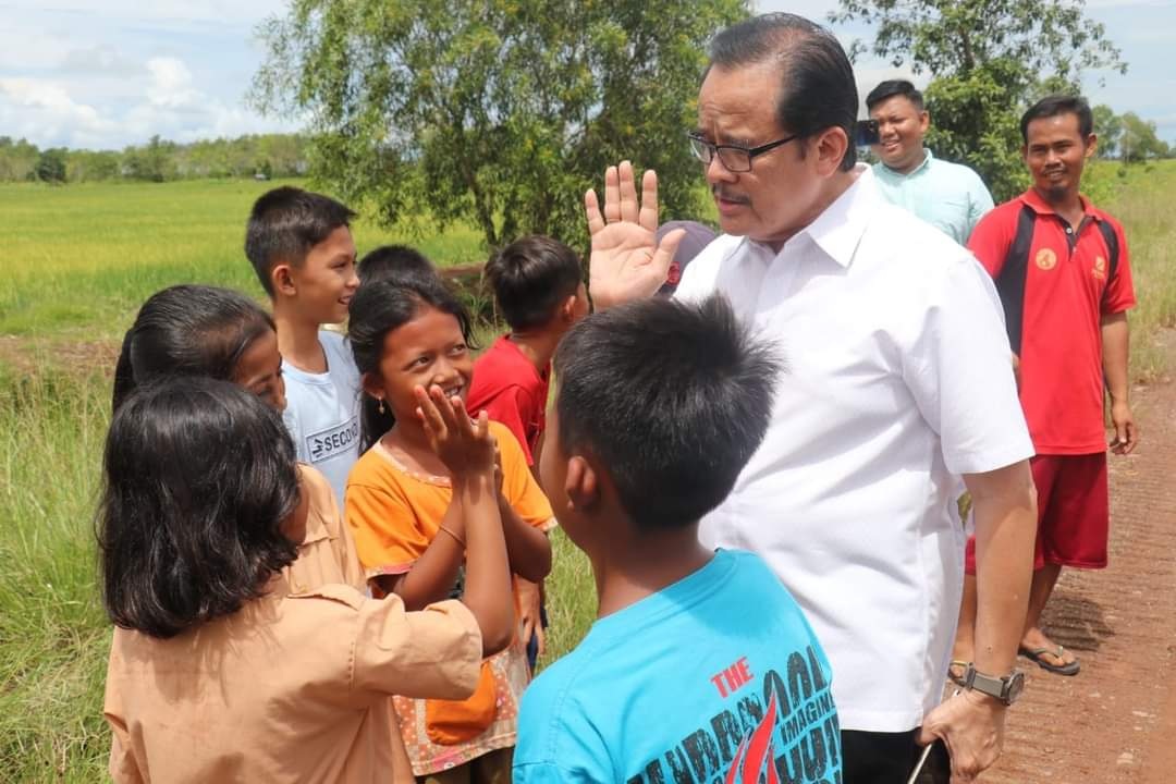 Sampaikan Kritik dengan Santun