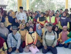 Merakyat, Pj Bupati Kobar Dialog Sambil Makan Nasi Bungkus 