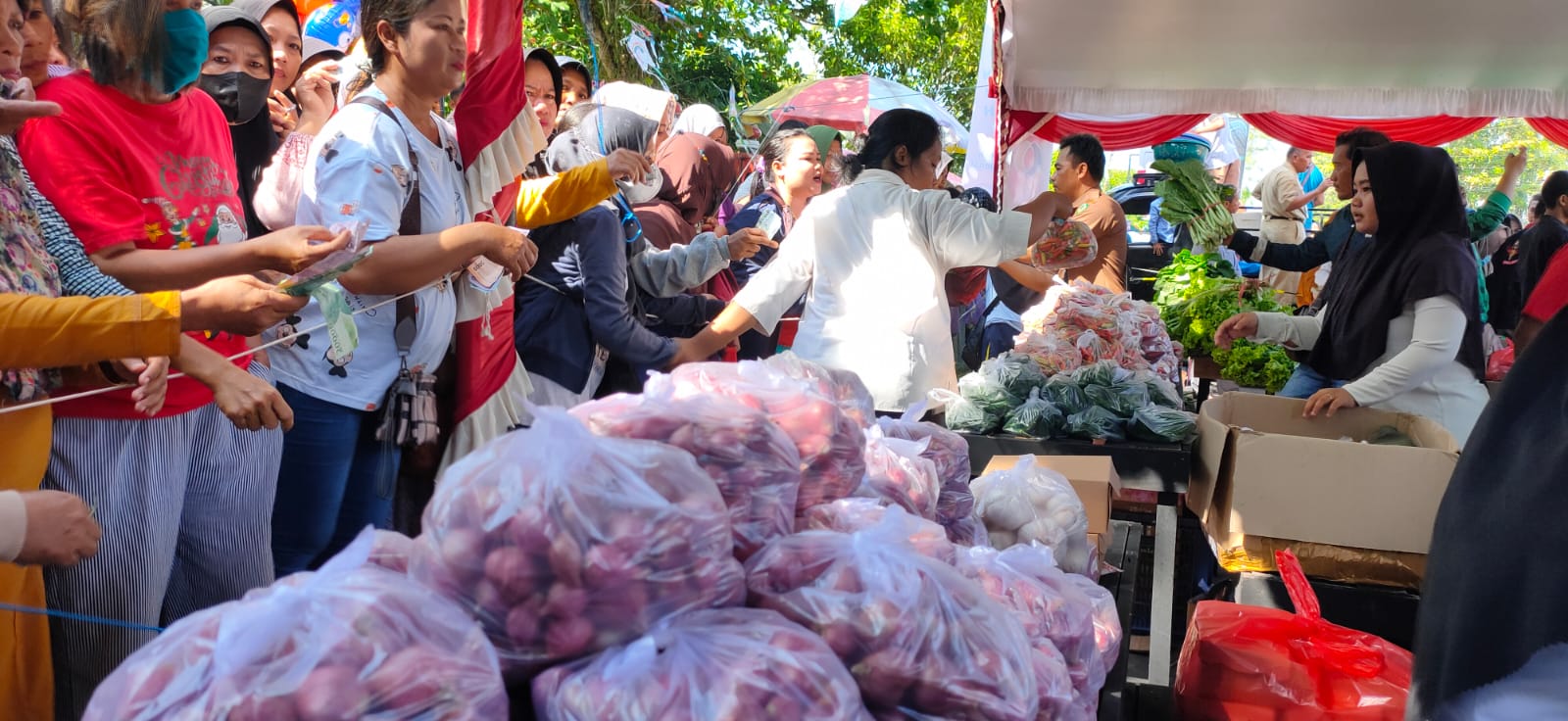 Warga Sampit Serbu Pangan di Gerakan Pangan Murah