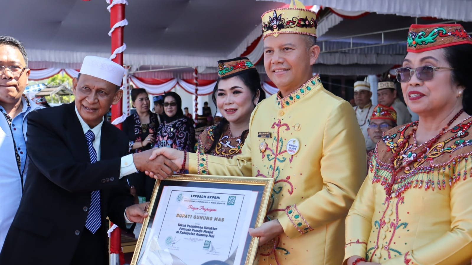 Bupati Gumas Terima Penghargaan LPPDSM BKPRMI