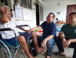 Bupati Kotim Bantu Kursi Roda untuk Warganya