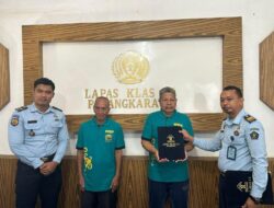 Dua WBP Lapas Palangka Raya Terima Remisi Lansia Dua WBP Lapas Palangka Raya Terima Remisi Lansia