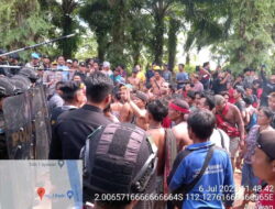 DEMO TUNTUT PLASMA RUSUH-Kantor dan Mobil PT BJAP Dirusak Warga DEMO TUNTUT PLASMA RUSUH-Kantor dan Mobil PT BJAP Dirusak Warga