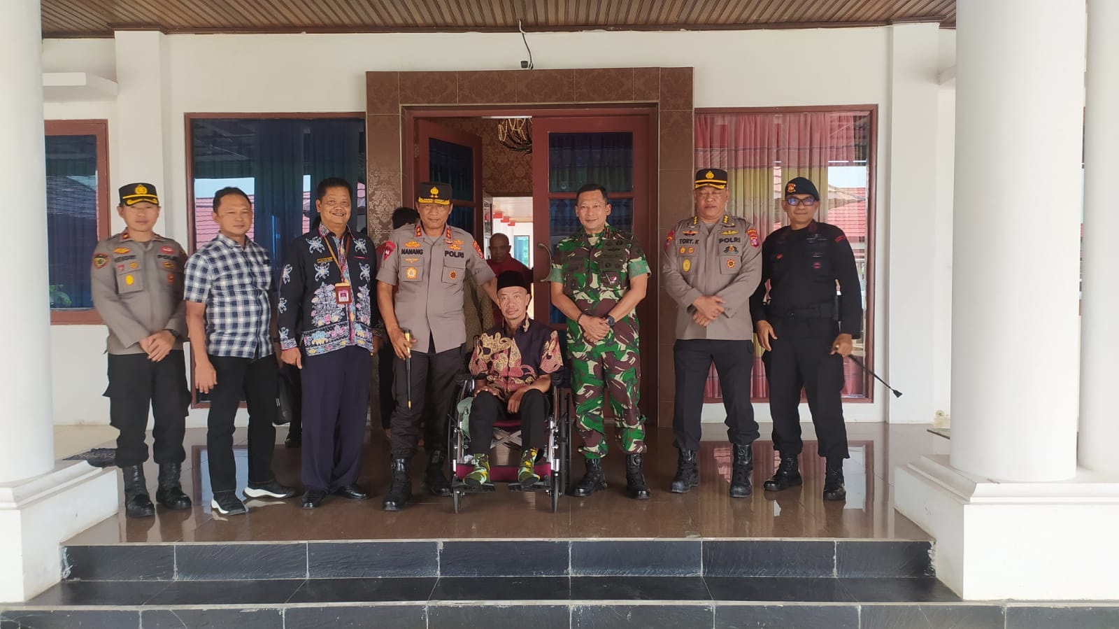 KUNJUNGI BUPATI SERUYAN -Kapolda Imbau Perusahaan Bangun Wilayah Investasinya