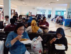 Tunda 2 kali Lion Air beri Kompensasi Penumpang Tujuan SUB-PKY dengan Mie Goreng dan Biskuit.