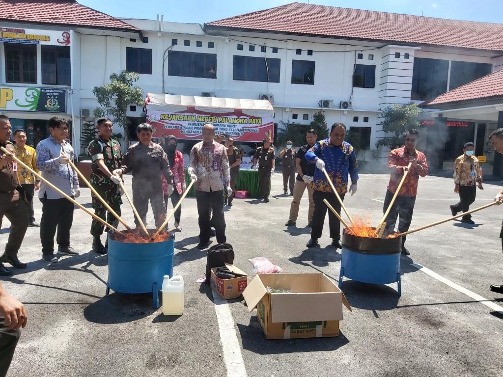 Kejari Palangka Raya Musnahkan Barbuk 80 Perkara