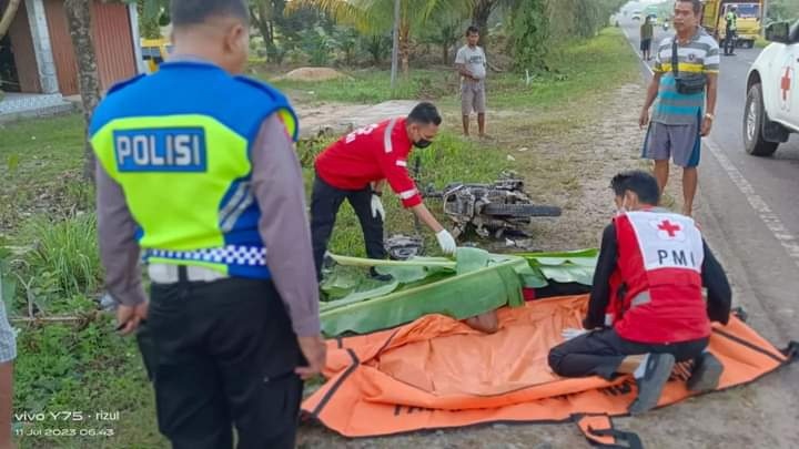 Diduga Laka Tunggal, Pemotor Tewas, Penumpang Kritis