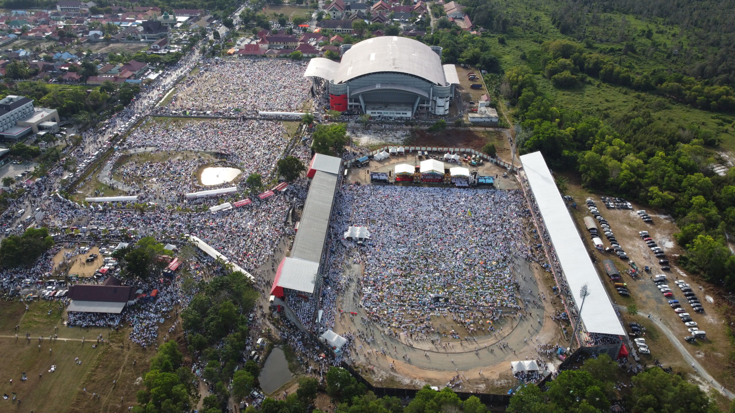Ratusan Ribu Jamaah Padati Tabligh Akbar Al Habib Umar Bin Hafidz