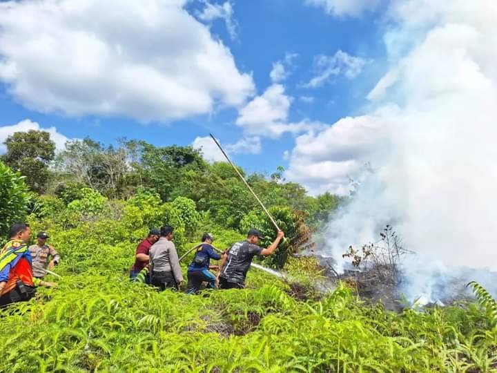 Kapolres Gumas Turun Langsung Padamkan Api