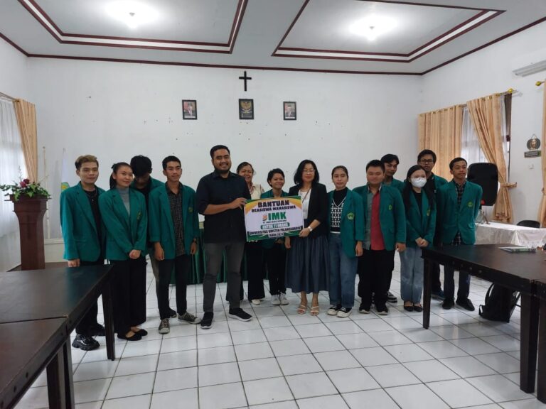 IMK Serahkan Beasiswa bagi 11 Mahasiswa UNKRIP