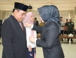 Pj Bupati Sematkan Satyalancana Karya Satya pada ASN Pulpis