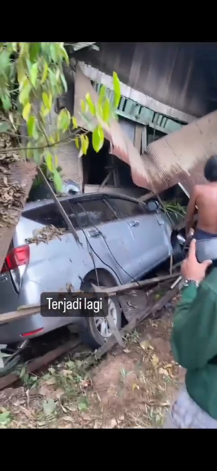 Seruduk Rumah Warga, Kepala DPMPTSP Alami Luka