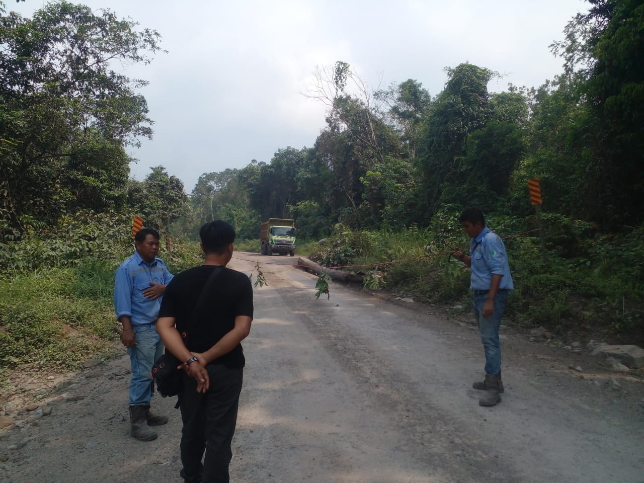 Pickup Ditabrak Truk Batu Bara, Warga Portal Jalan PT KTC