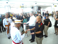 Kedatangan Rider UCI MTB Disambut Tarian Khas Dayak 