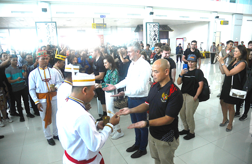 Kedatangan Rider UCI MTB Disambut Tarian Khas Dayak 